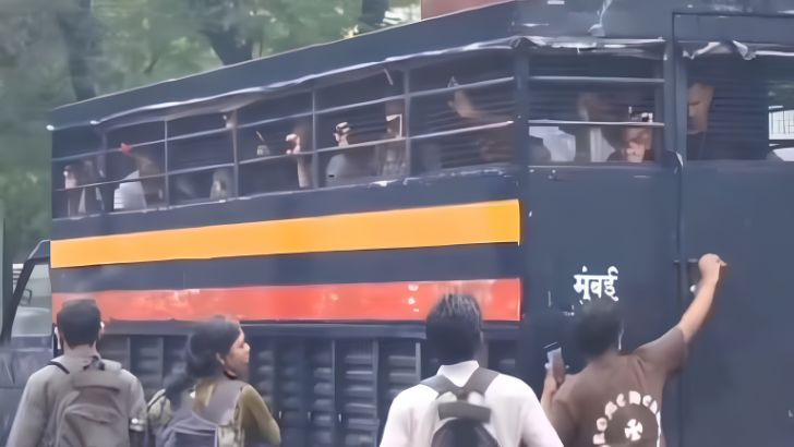 https://www.salarnews.in/public/uploads/images/newsimages/maannewsimage23072026_202123_Mumbai Police.jpg